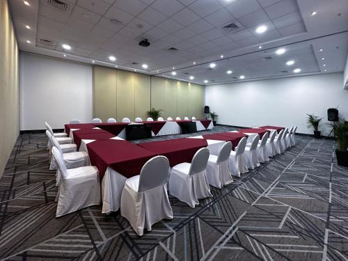 a large conference room with a long table and white chairs at Holiday Inn Express Mérida by IHG in Mérida