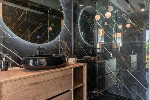 Bilik mandi di Villa Ren