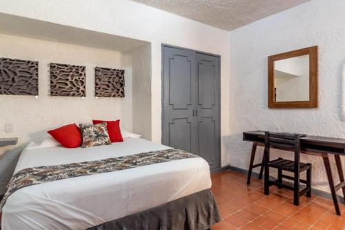 a bedroom with a bed and a desk in it at Loft Privado y Equipado en el Corazón de Chapalita 4 in Guadalajara