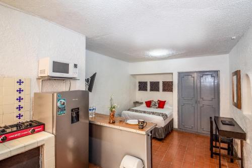 a small room with a bed and a refrigerator at Loft Privado y Equipado en el Corazón de Chapalita 4 in Guadalajara