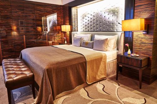 a bedroom with a large bed and a window at Steigenberger Icon Frankfurter Hof in Frankfurt/Main