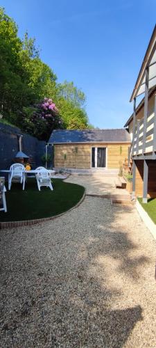 un patio avec deux chaises blanches et une table dans l'établissement 