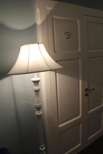 a white lamp in a room next to a door at Apartment Via dell'Astrologo in Cosenza