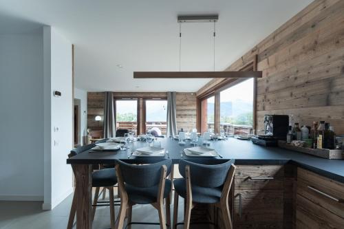 une salle à manger avec une grande table et des chaises dans l'établissement Chaleureux Chalet Familial - Vue époustouflante, à Combloux