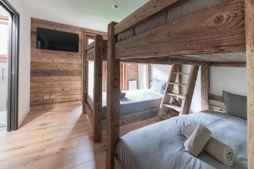 Ένα ή περισσότερα κρεβάτια σε δωμάτιο στο Chaleureux Chalet Familial - Vue époustouflante