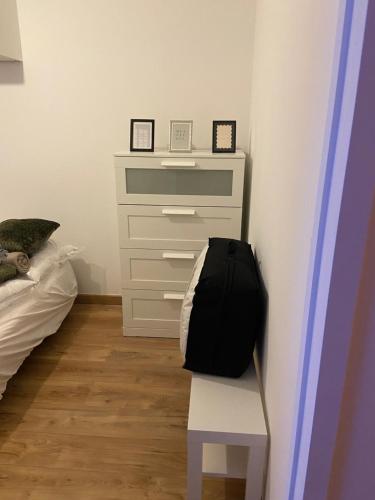 - une chambre avec une commode et une chaise avec un sac dans l'établissement Charmant Appartement à Tours, à Tours