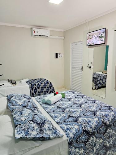a bedroom with two beds and a couch at Meu Xodó Pousada in Piranhas