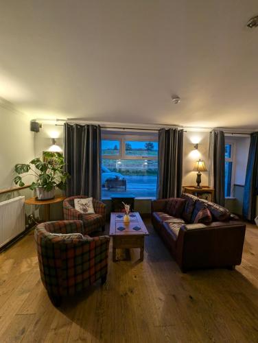 インバネスにあるOld North Inn Hotel, Invernessのソファ2つとテーブルのあるリビングルーム
