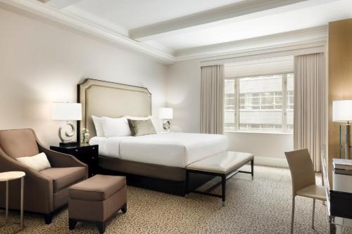 Ένα ή περισσότερα κρεβάτια σε δωμάτιο στο Omni Berkshire Place
