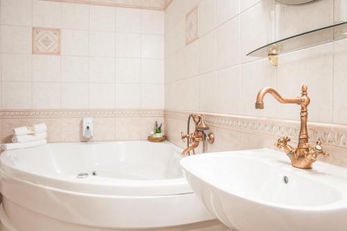 Bilik mandi di Cotton House Hotel Budapest