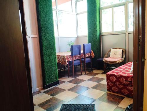 Χώρος καθιστικού στο Doon Niwas Homestay Two- Bedroom 1st Floor- Mountain view, near main Picnic Spots, comfortable peaceful central Family-friendly