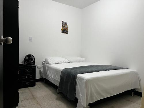 a bedroom with a bed with a cat on the wall at Hogar El Descanso Itagui in Itagüí