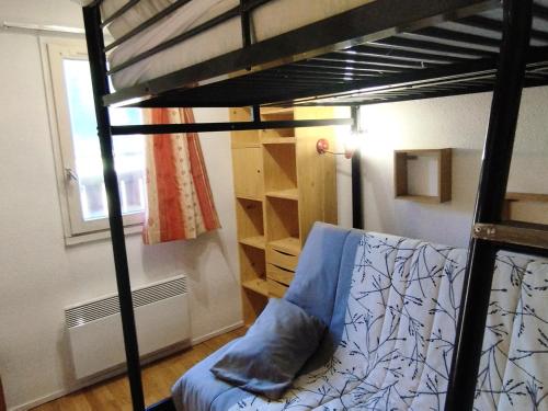 - une chambre avec des lits superposés et un canapé avec un oreiller dans l'établissement Appartement 2 Pièces aux Pieds des Pistes, Terrasse, Proche Remontées - FR-1-771-53, à Les Adrets