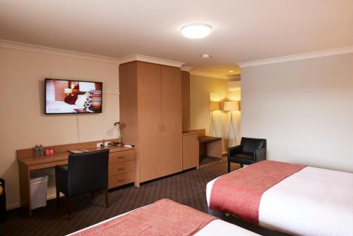 Et tv og/eller underholdning på Ramada Hotel & Suites by Wyndham Cabramatta
