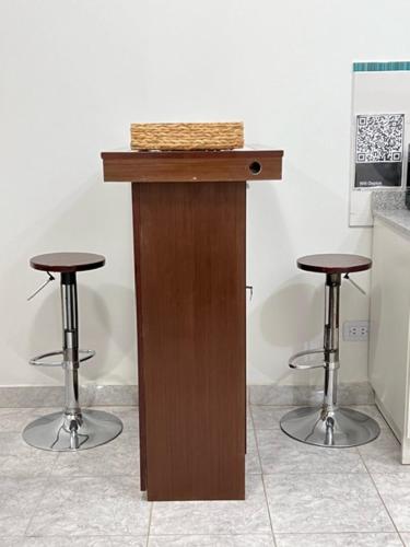 a counter with two bar stools in a room at Dúplex del Pinar-Plottier-Diario Semanal Mensual-La Mejor Ubicación-Estacionamiento Privado in Plottier