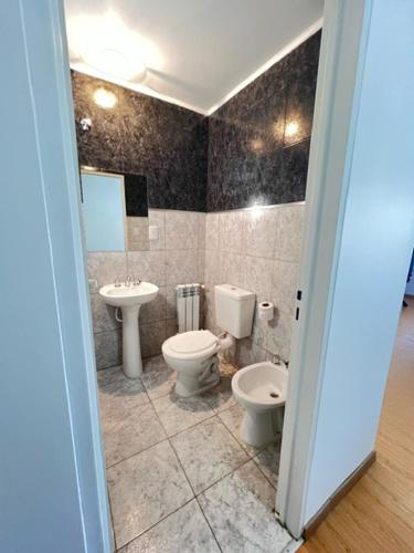 a bathroom with two toilets and a sink at Dúplex del Pinar-Plottier-Diario Semanal Mensual-La Mejor Ubicación-Estacionamiento Privado in Plottier