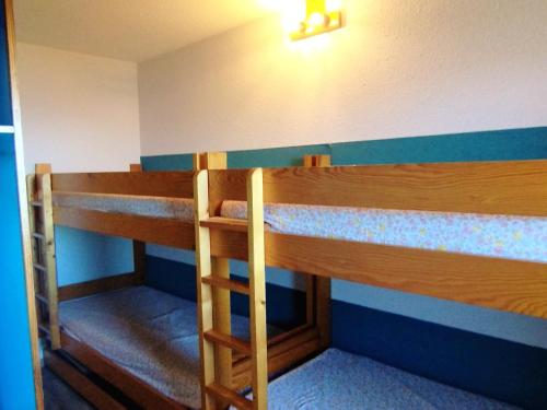 quelques lits superposés dans une chambre dans l'établissement Appart 2 pièces au pied des pistes, 1 chambre, 141 m², ascenseur, casier ski - FR-1-771-34, à Les Adrets