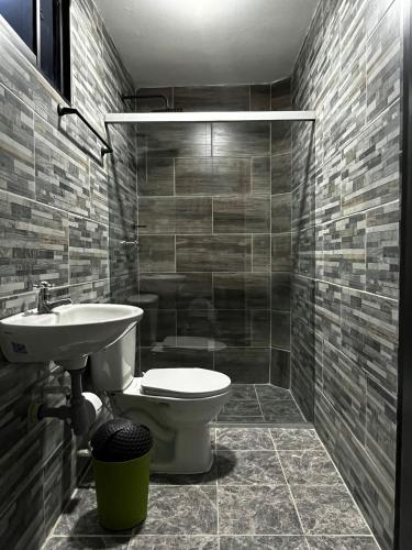 a bathroom with a toilet and a sink at Hogar El Descanso Itagui in Itagüí
