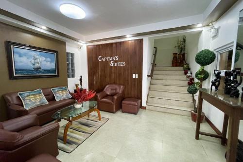Ruang duduk di Captains Suites Albay
