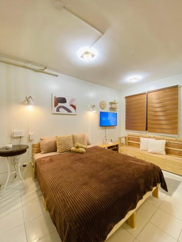 Un dormitorio con una cama grande y un televisor. en Fablo Getaway, en Santa Rosa