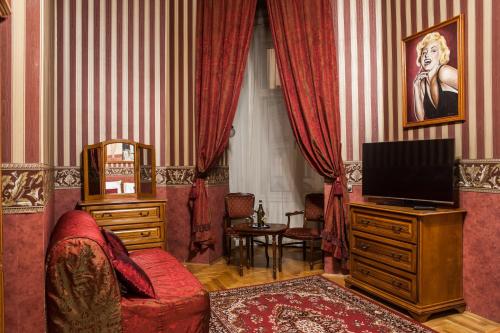 Televisyen dan/atau pusat hiburan di Cotton House Hotel Budapest