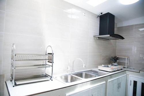 eine Küche mit Spüle und Arbeitsplatte in der Unterkunft Near BTS Bearing Skytrain- Homey living Townhome - 4 Bedrooms in Bangkok