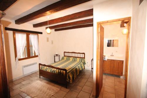 Giường trong phòng chung tại Domaine du Bas Chalus