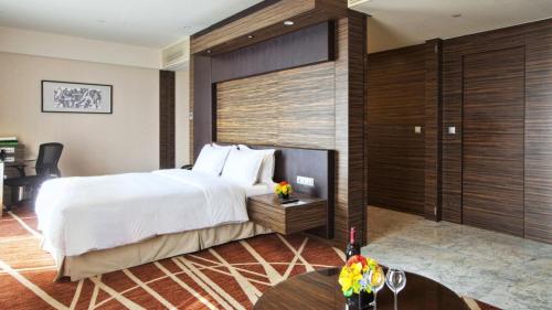 Ένα ή περισσότερα κρεβάτια σε δωμάτιο στο Holiday Inn Shanghai Hongqiao West by IHG