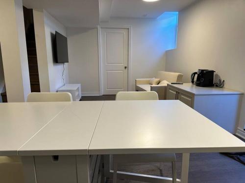 Una cocina o zona de cocina en Cozy Home away in Ajax 2 BR 1 bath 4 guests
