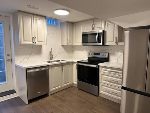 Una cocina o zona de cocina en Cozy Home away in Ajax 2 BR 1 bath 4 guests