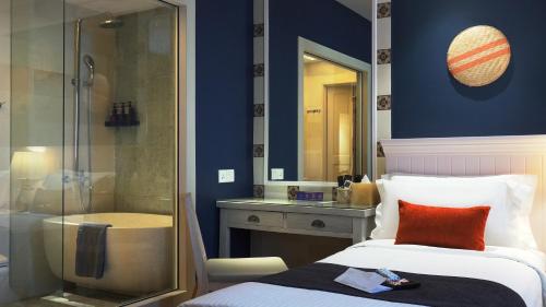 Postel nebo postele na pokoji v ubytování Sojourn Spa Hotel Melaka