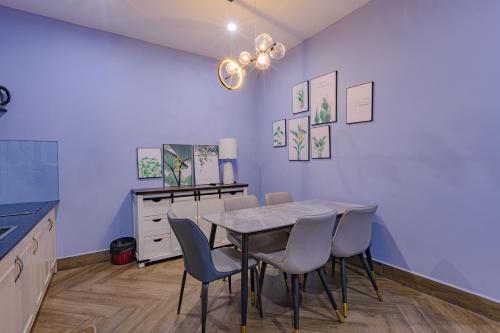 a dining room with a table and chairs at Green House - Căn hộ có bếp riêng in Da Lat