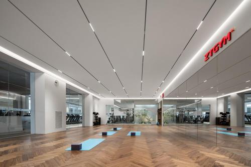 a shopping mall with wooden floors and a white ceiling at Holiday Inn Taiyuan Sunshine by IHG in Taiyuan