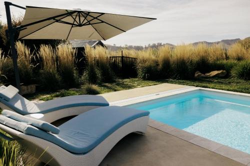 La alberca dentro o cerca de Tuki Views House with pool and spa