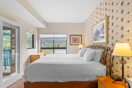 コッパー・マウンテンにあるGreens at Copper 318 by Summit County Mountain Retreatsの大きなベッドと窓のある寝室
