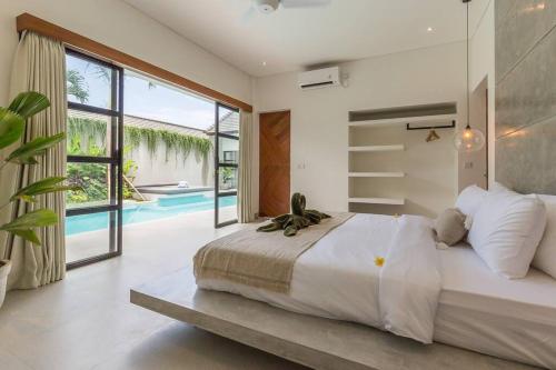 En eller flere senge i et værelse på Modern Berawa villa in Canggu