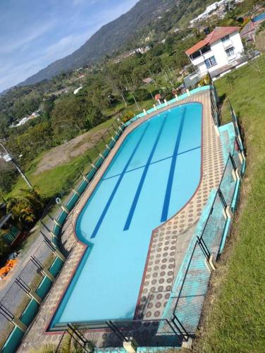 an overhead view of a large blue swimming pool at Cabaña condominio los sauces in Moniquirá
