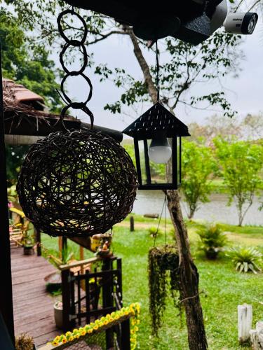 a lantern hanging from a tree in a yard at Chalé Veraneio-Itú-SP Vista para o lago Camping Carrion in Itu