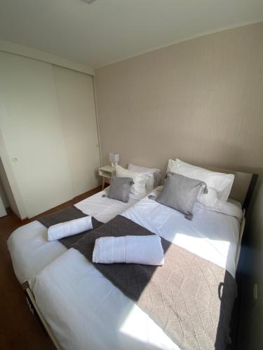 a room with two beds with white sheets and pillows at Departamento San Fernando in San Fernando