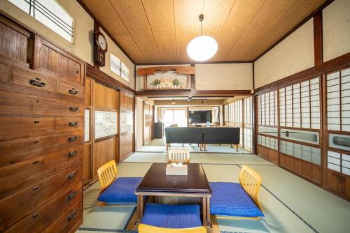 a dining room with a table and chairs at Fujiクロスゲートハウス 離 -HANARE- in Fujiyoshida