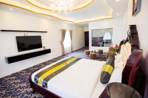 Gallant Hotel - 154 Ngo Gia Tuにあるテレビまたはエンターテインメントセンター