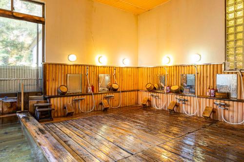 a room with many sinks and mirrors in a room at glampark Hinokiyunoyado Nagano in Azumino