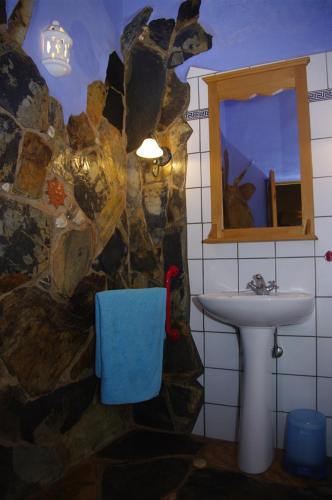 a bathroom with a sink and a mirror at Monte da Gravita in Ribeira do Salto