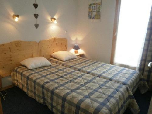 - une chambre dotée d'un lit avec une couverture bleue et blanche dans l'établissement Appartement 3 pièces pour 6 pers avec balcon à Vallandry - Animaux admis - FR-1-757-108, à Landry