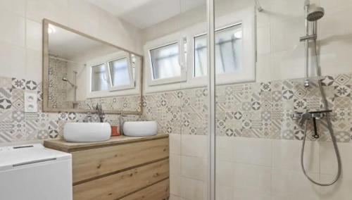 La salle de bains est pourvue d'une douche, de 2 lavabos et d'un miroir. dans l'établissement Belle villa avec piscine FRENCH RIVIERA - Quartier Tour de Mare, à Fréjus