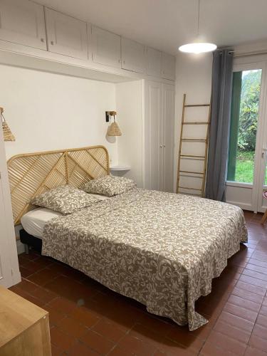 - une chambre avec un lit, une échelle et une fenêtre dans l'établissement Belle villa avec piscine FRENCH RIVIERA - Quartier Tour de Mare, à Fréjus
