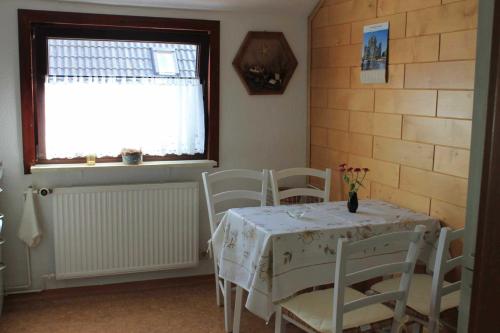 a dining room with a table and chairs and a window at Ferienwohnung Eva-Maria Schmidt in Güstrow