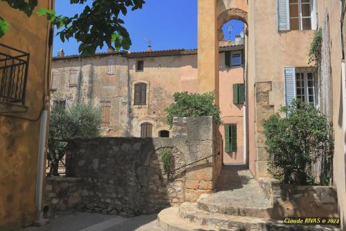 Gallery image of Demeure vigneronne avec jardin 12 couchages 6 suites in Tavernes