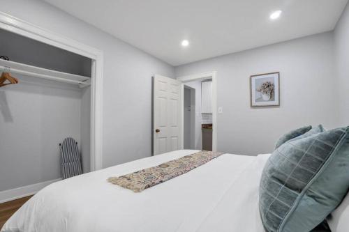 Stylish Stay with King Bed, Mins to Hospitalにあるベッド