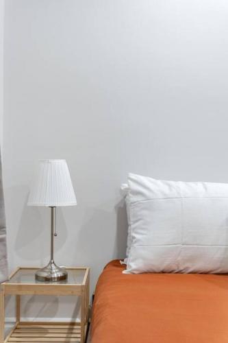 Stylish Stay with King Bed, Mins to Hospitalにあるベッド